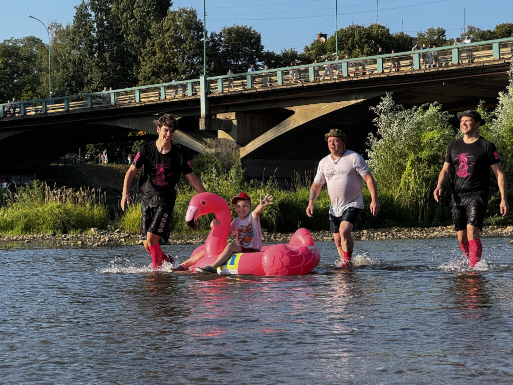 Fenntámadt az Ungvári Regatta: Visszatért a színes vízi karnevál az Ung partra