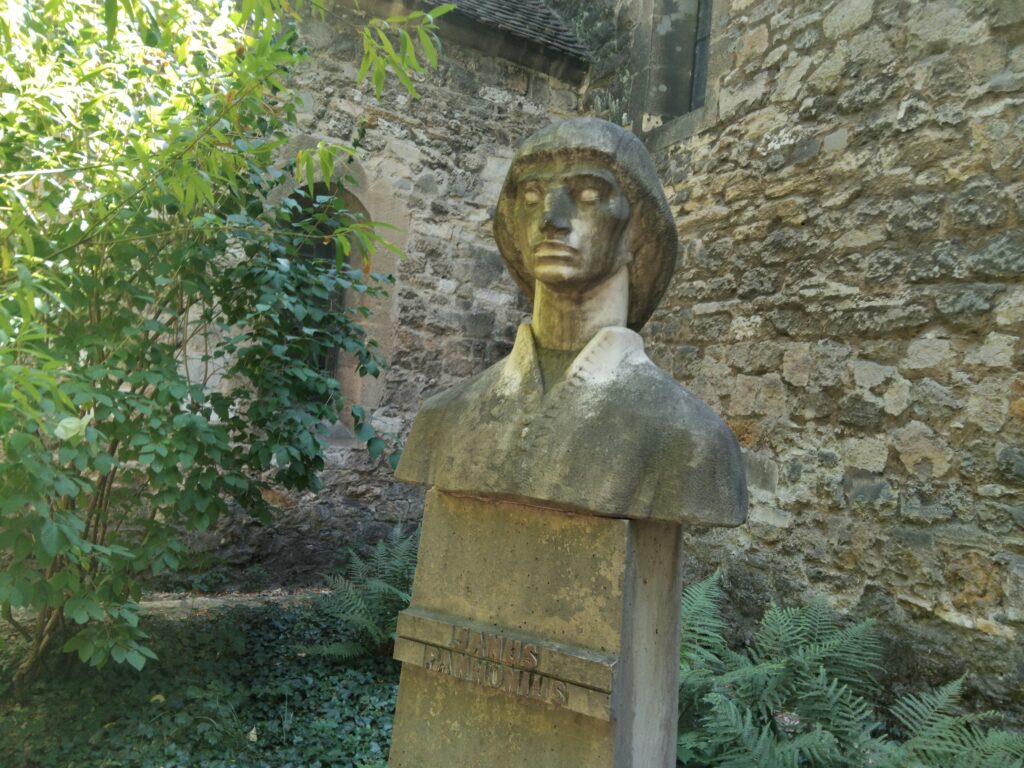Janus Pannonius mellszobra díszíti a Margit-szigetet