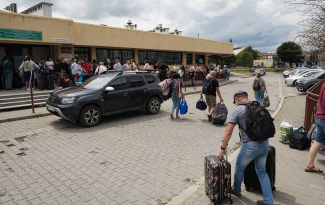 Lengyel ellenzék a munkanélküli ukrán férfiak kitoloncolását javasolja