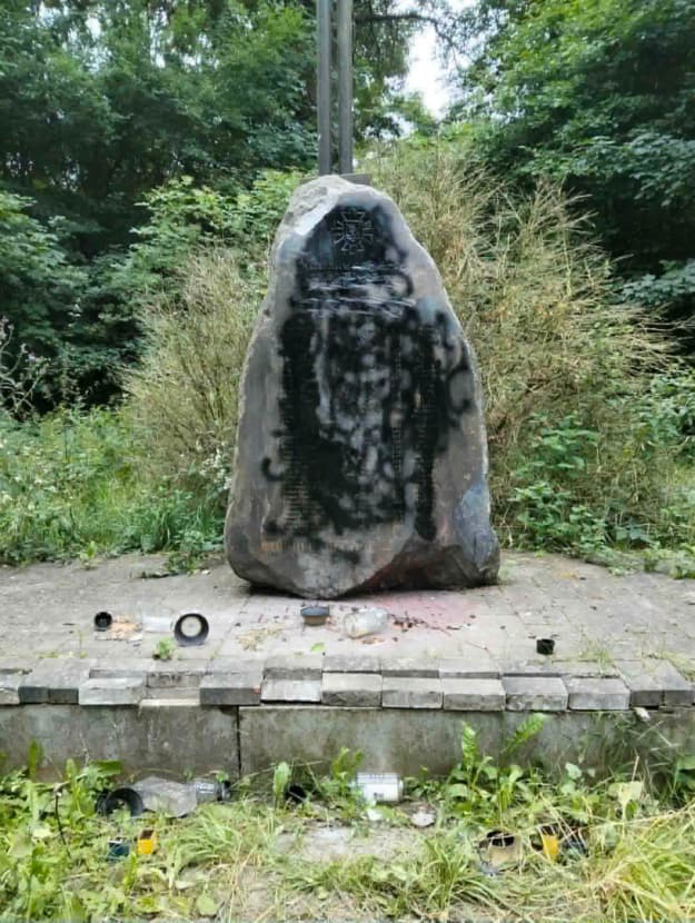 Vandalizmus Lengyelországban: Ukrán emlékmű meggyalázva