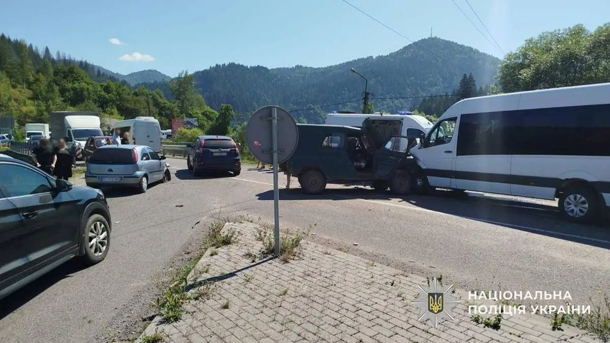 Súlyos baleset Szojmiban: 13 sérült, köztük négy gyermek az utakon