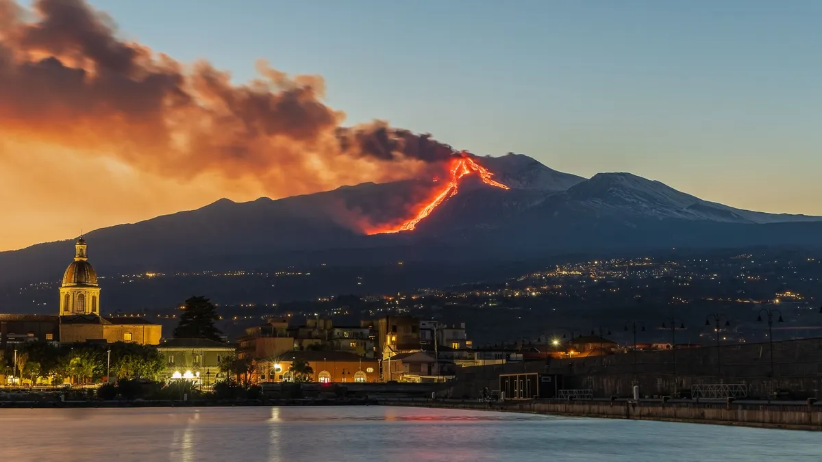 Újra életre kelt az Etna: átmenetileg lezárták a cataniai repülőteret